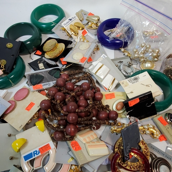 5 POUNDS OF MISCELLANEOUS COSTUME JEWELRY - Picture 4 of 5